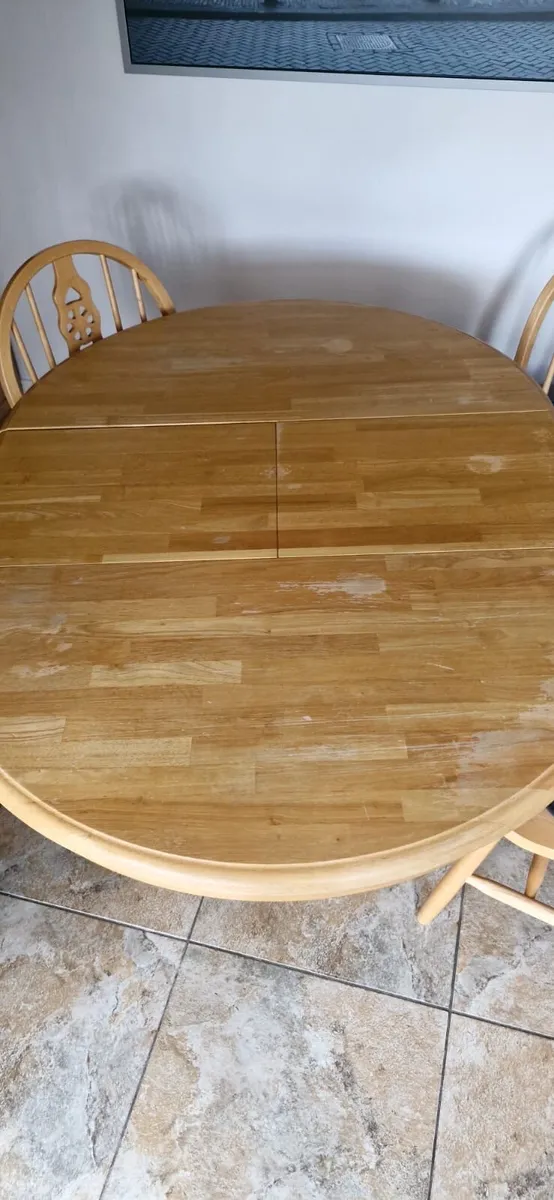 Table and chairs - Image 3