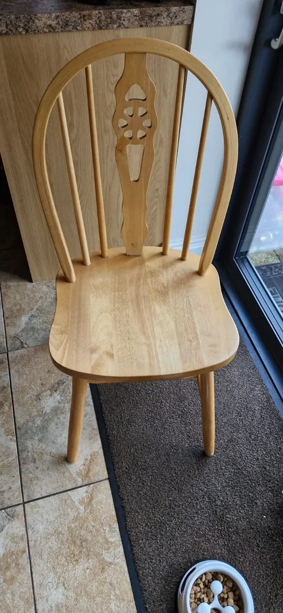 Table and chairs - Image 4