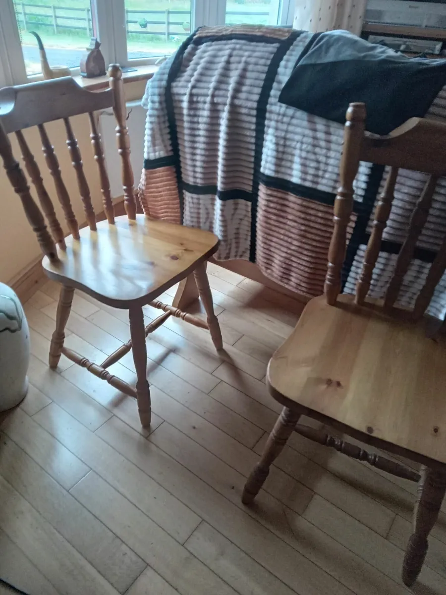Table  and chairs - Image 3