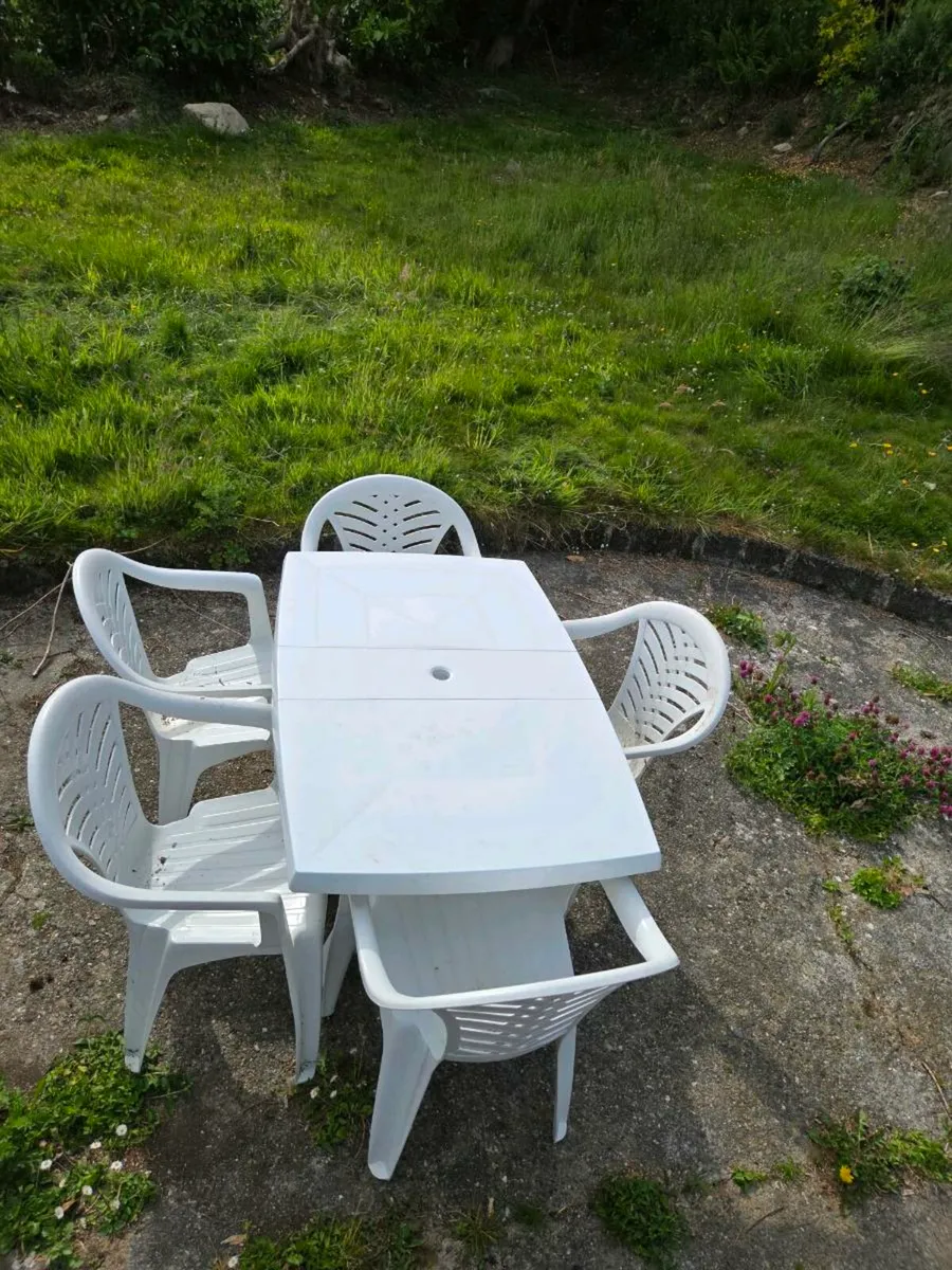 Foldable outdoor table with 5 chairs - Image 1
