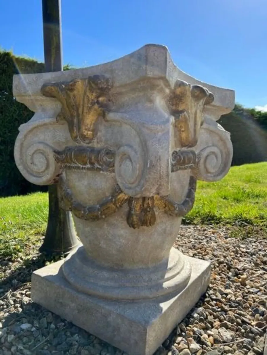 Stone stand - Image 1