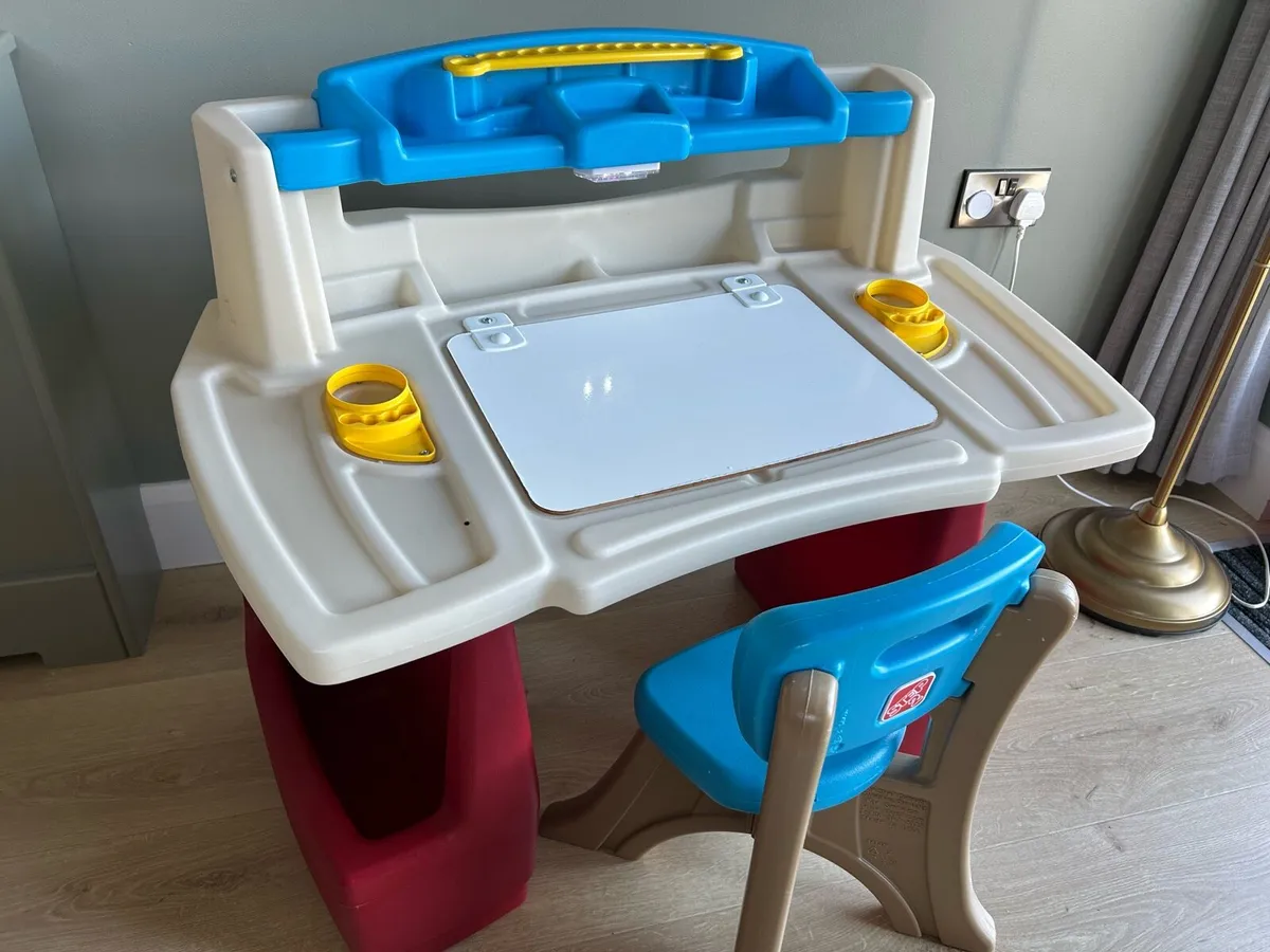 Kids art desk and chair - Image 1
