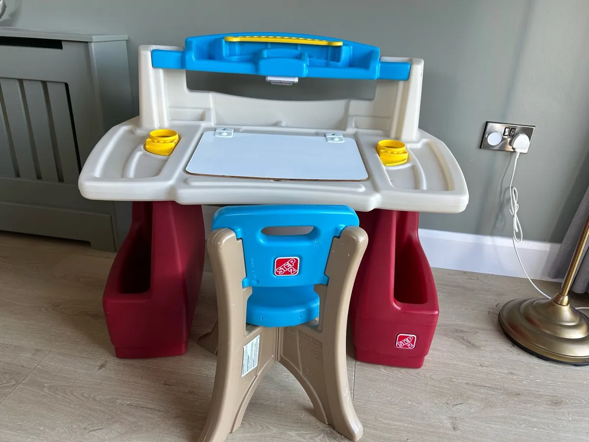 Kids art desk and chair - Image 2