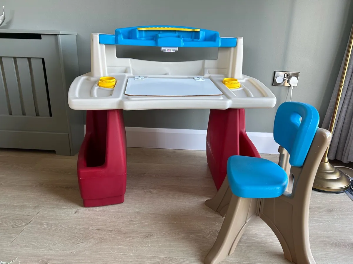 Kids art desk and chair - Image 3