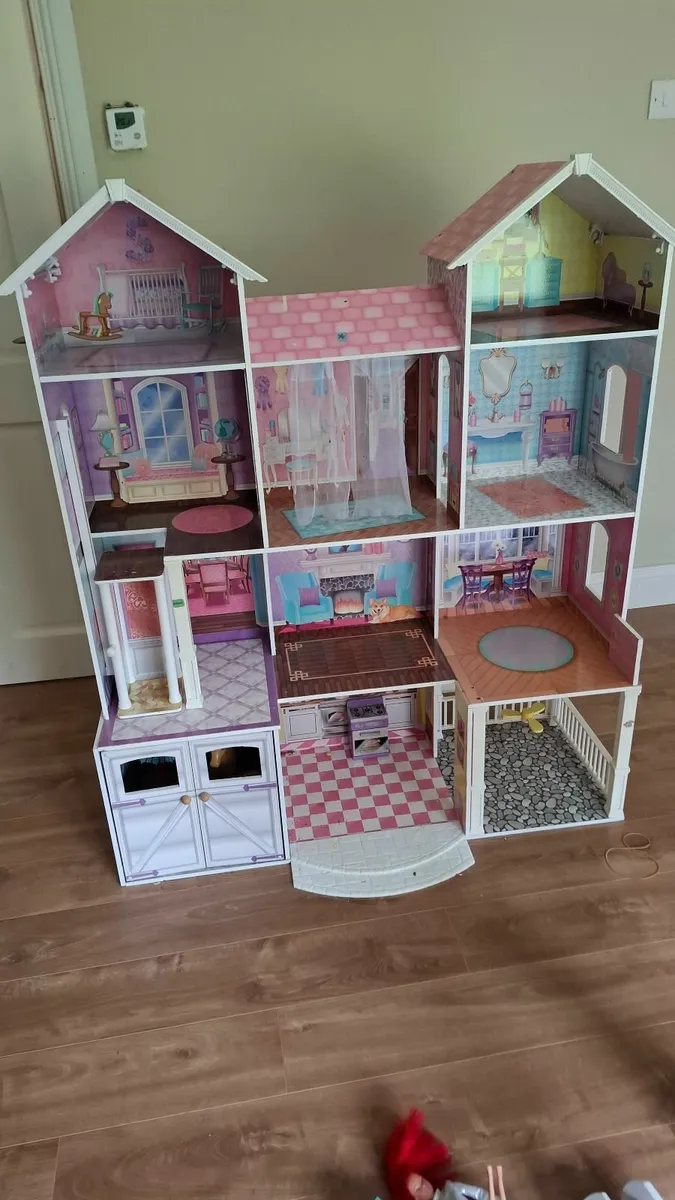 Wooden doll house - Image 1