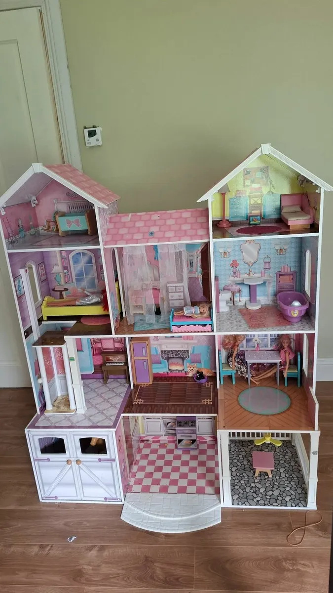 Wooden doll house - Image 2