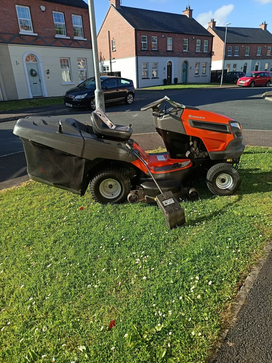 Husqvarna petrol ride on lawnmower - Image 4