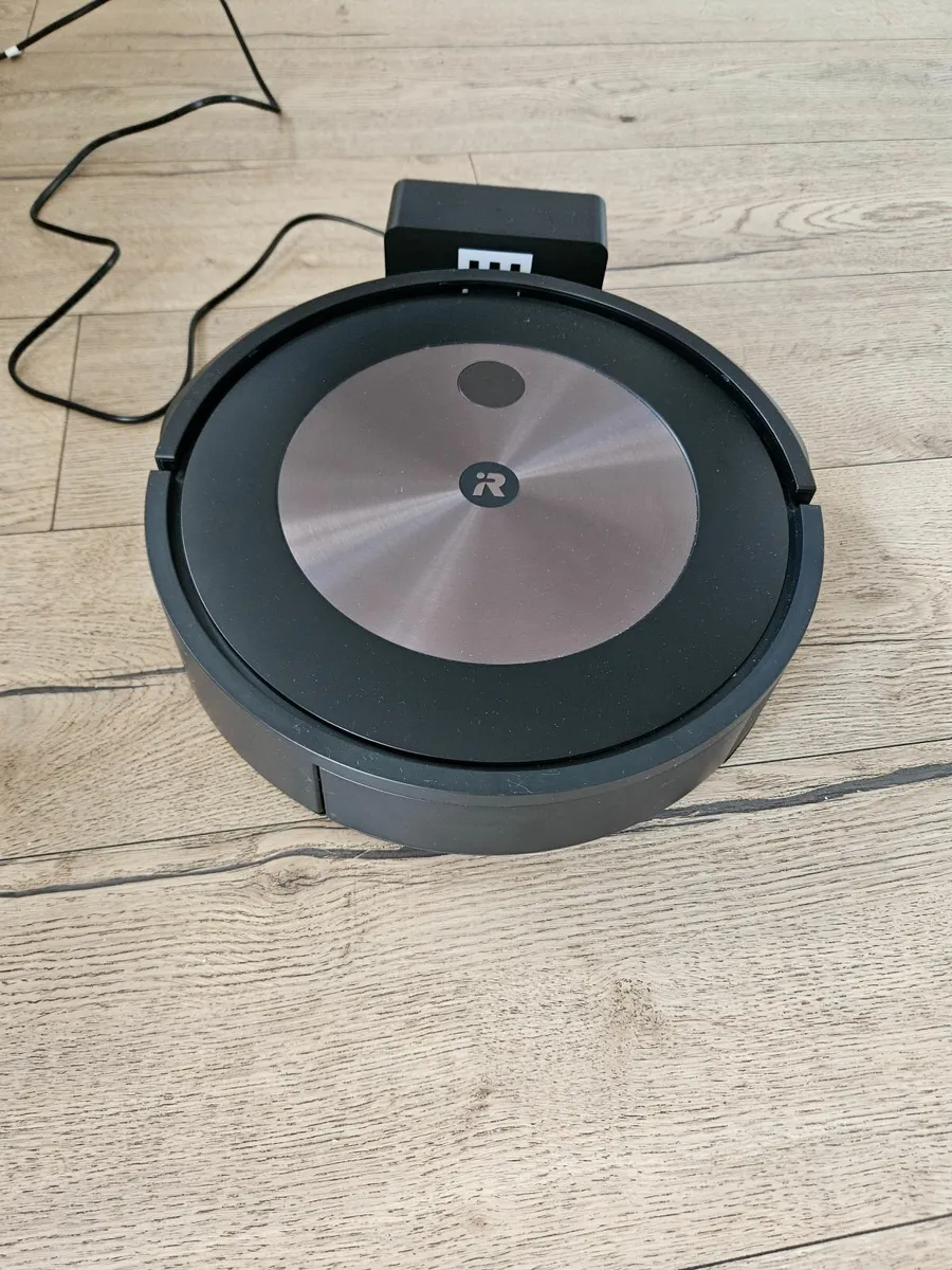 Roomba J7 Robot Vacuum - Image 1