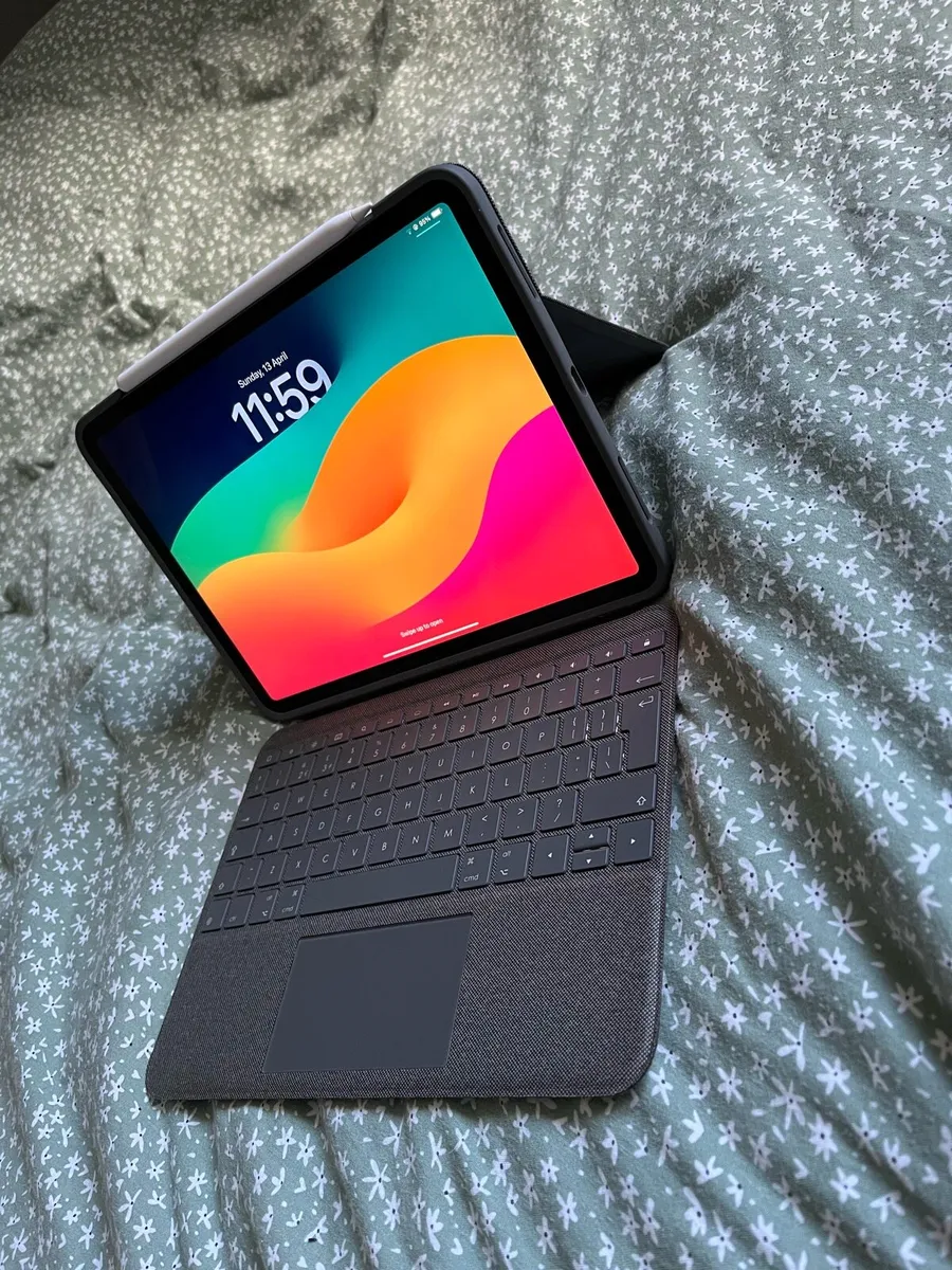 iPad Pro 11-inch 2nd-gen 512gb w/ pencil and folio - Image 1