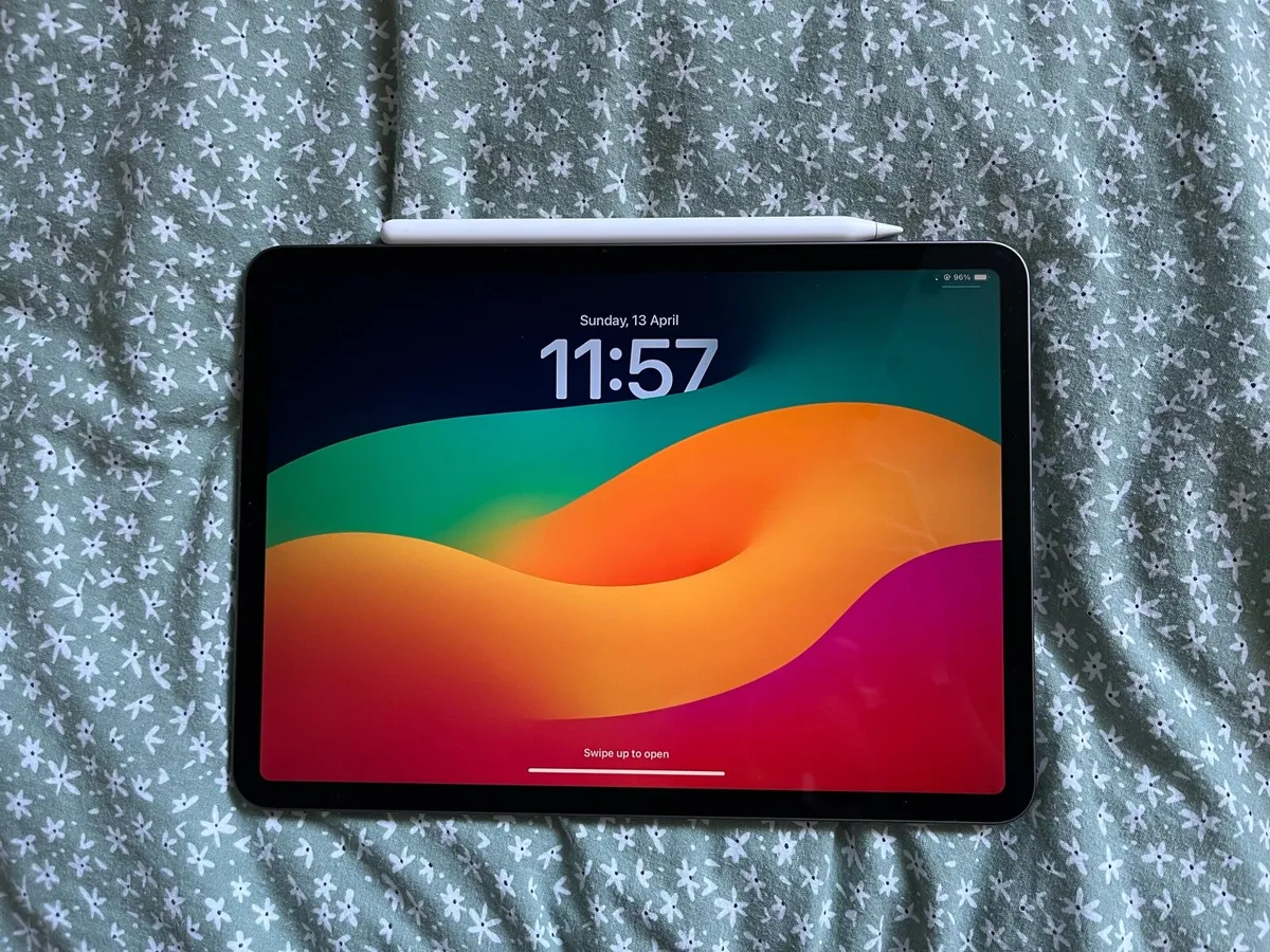 iPad Pro 11-inch 2nd-gen 512gb w/ pencil and folio - Image 2