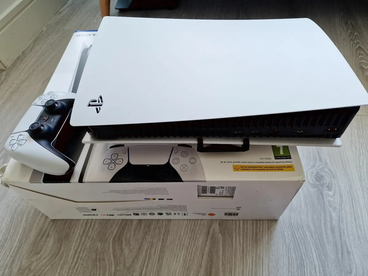 PS5 Disc Edition 825 GB - Image 1