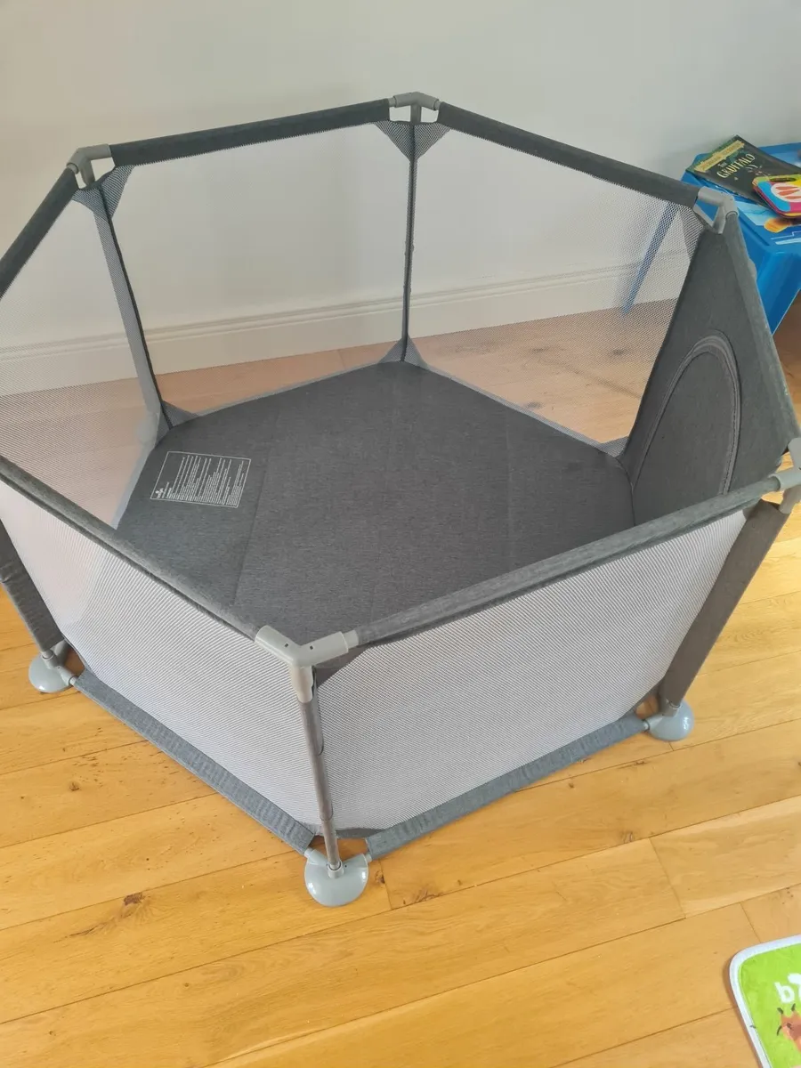 Play pen and changing table - Image 3