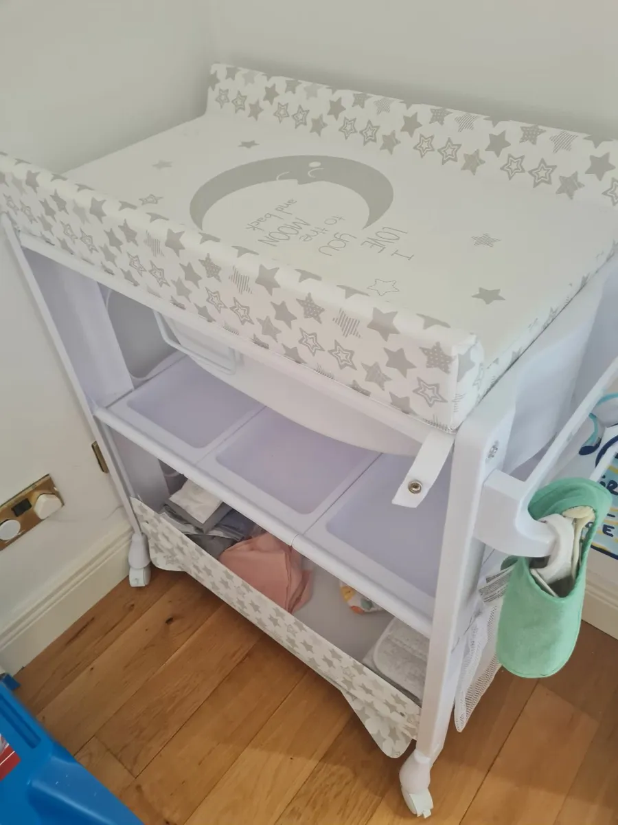 Play pen and changing table - Image 4
