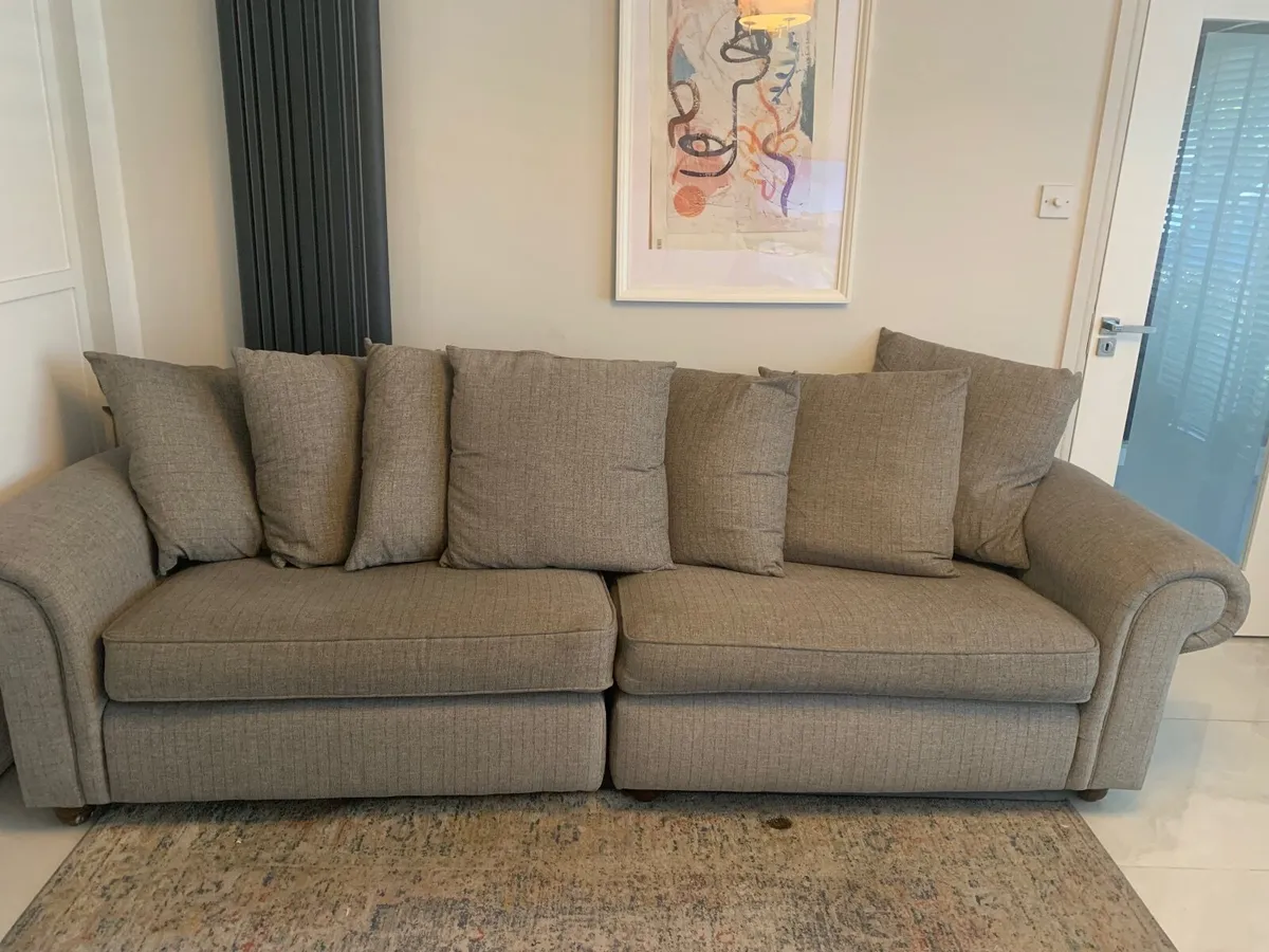 4 seater couch - Image 1