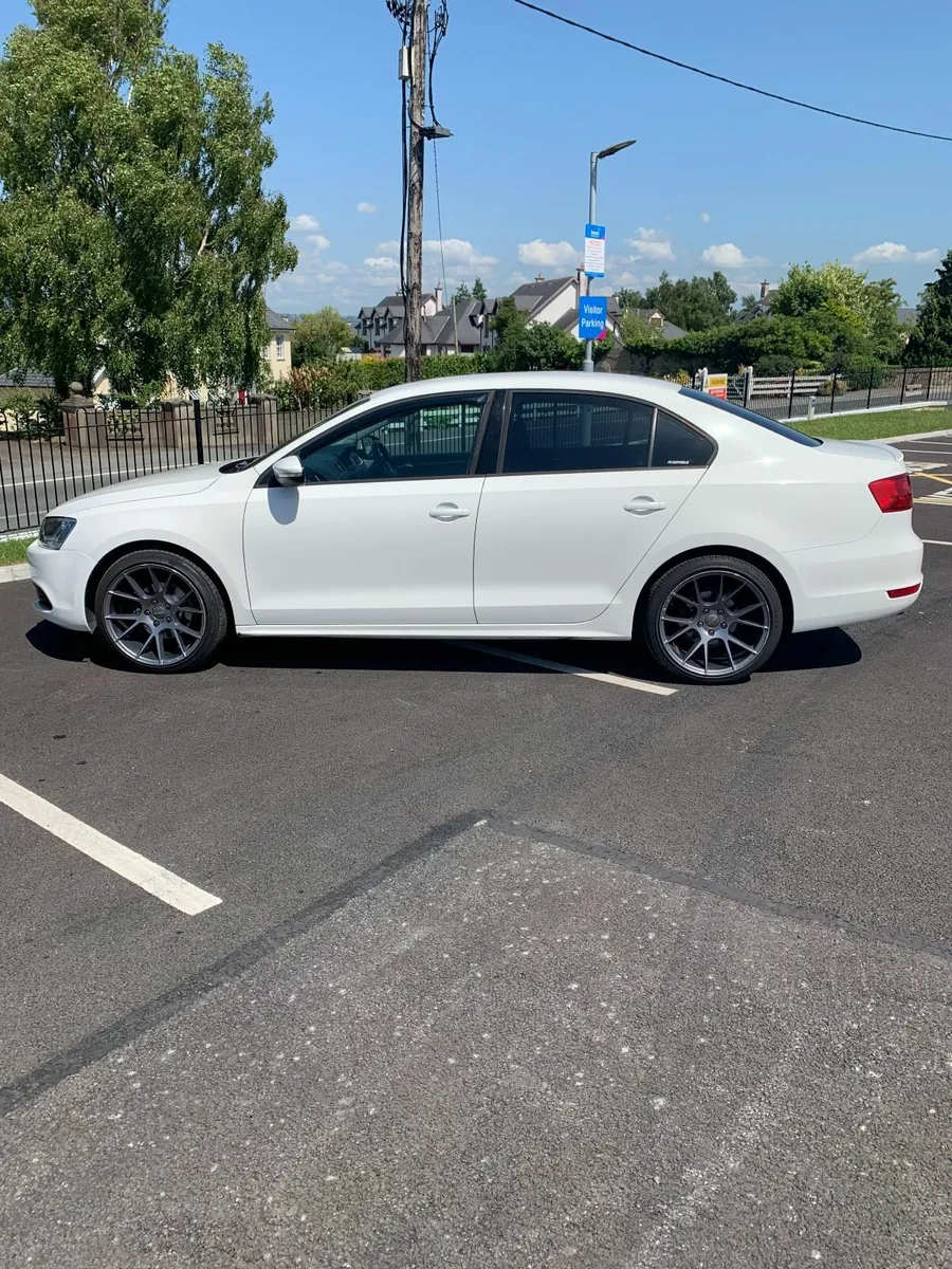 Volkswagen Jetta 2012 - Image 2