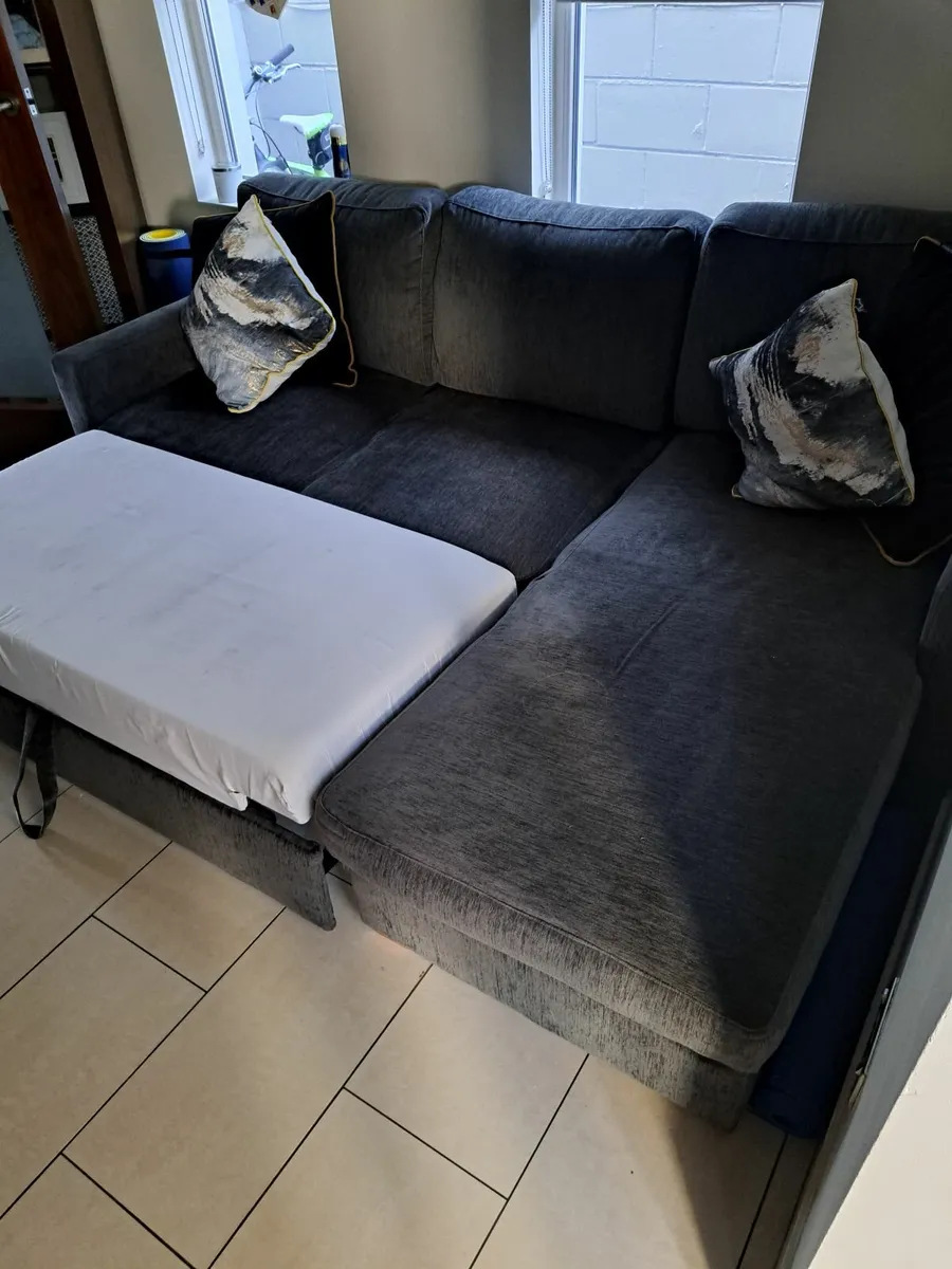 Corner suite/ sofa bed - Image 1