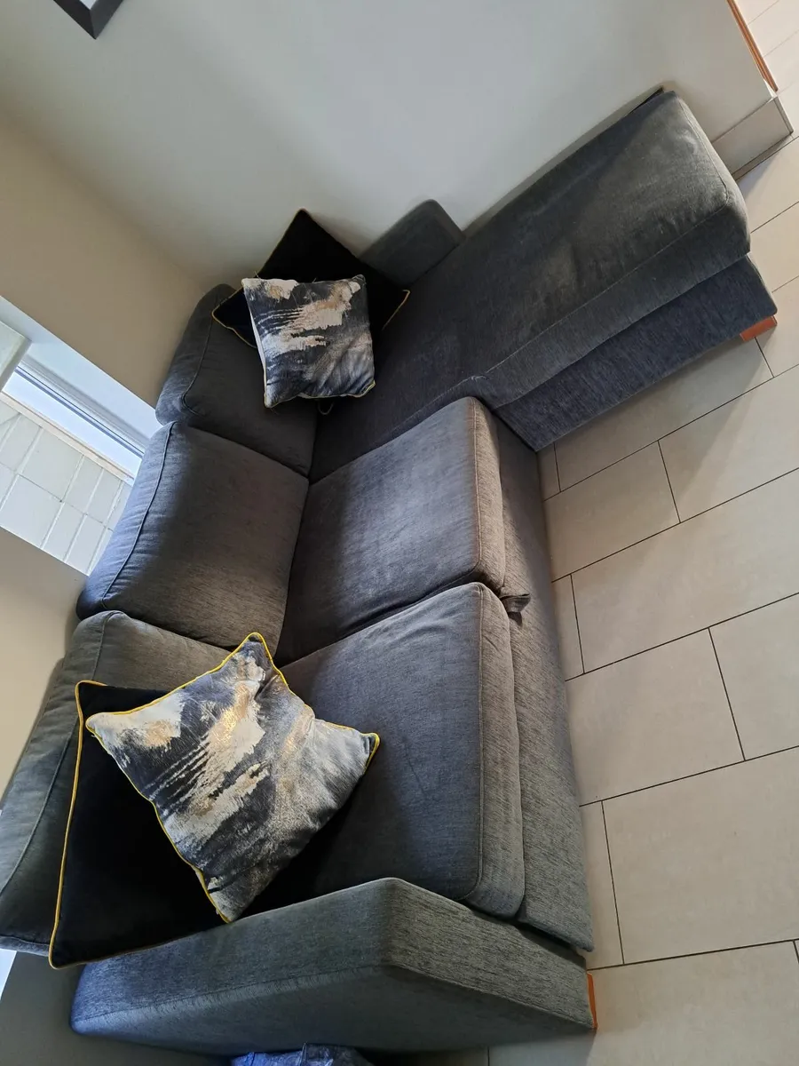Corner suite/ sofa bed - Image 2