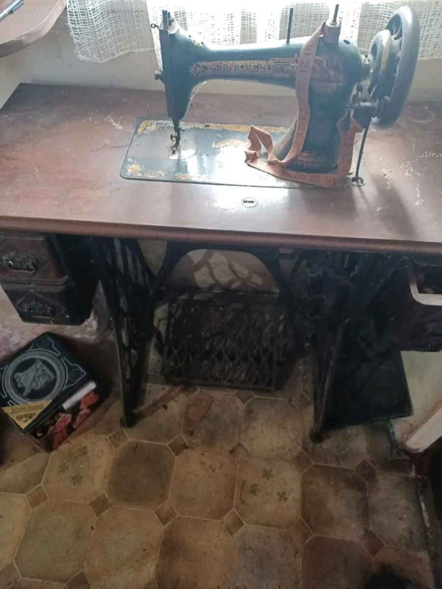 Sewing machine - Image 1