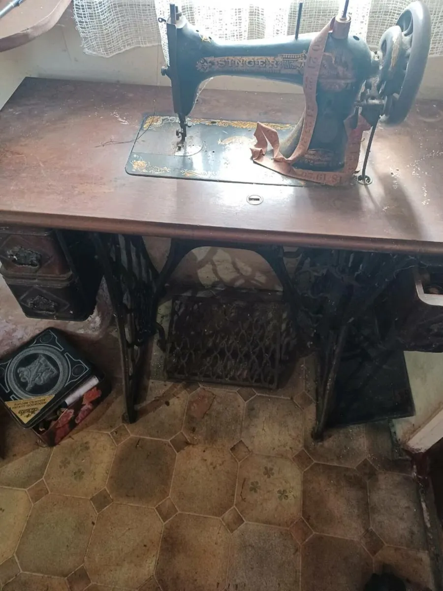 Sewing machine - Image 2
