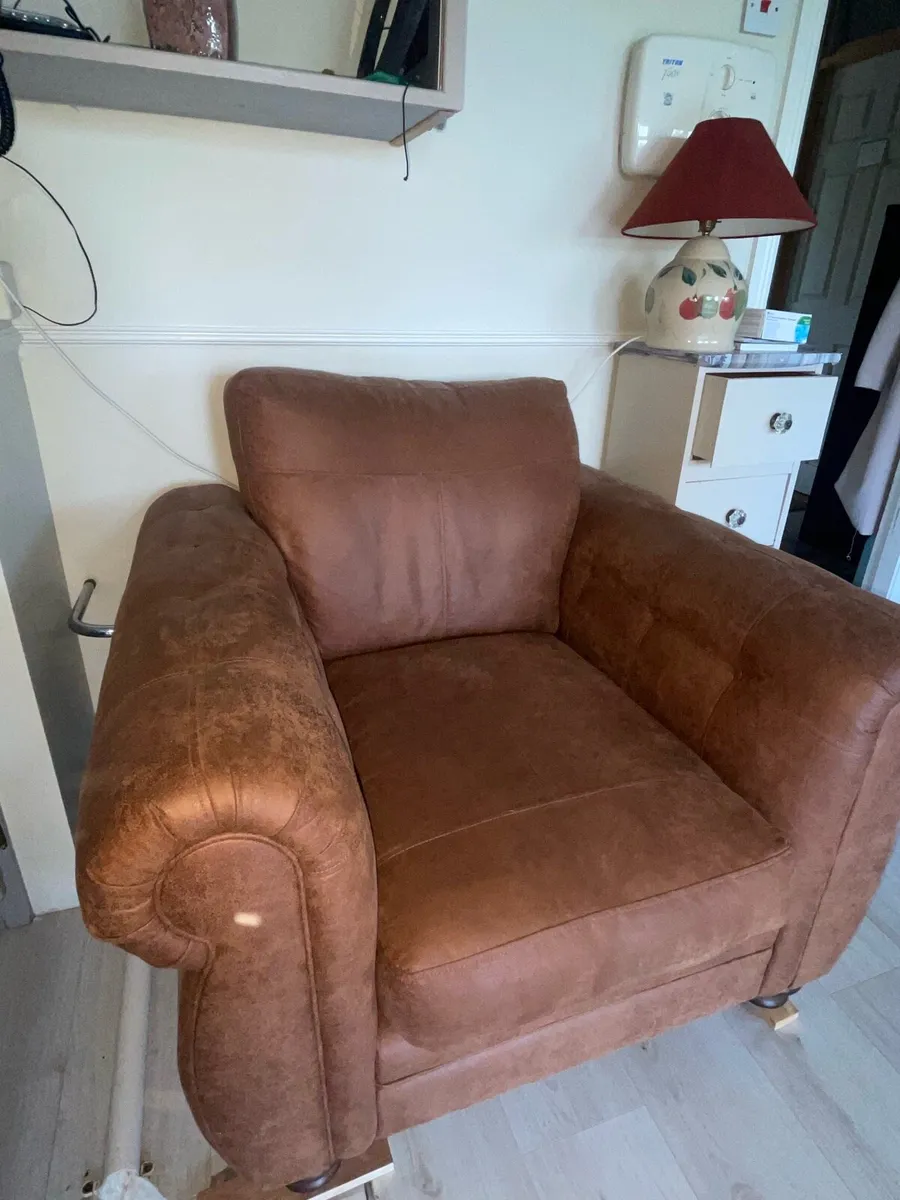 Brown armchair - Image 1