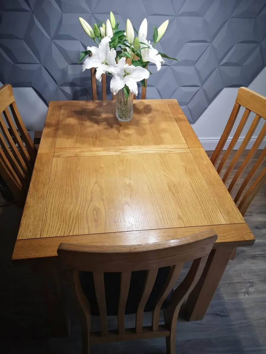 Table and 4 chairs - Image 1