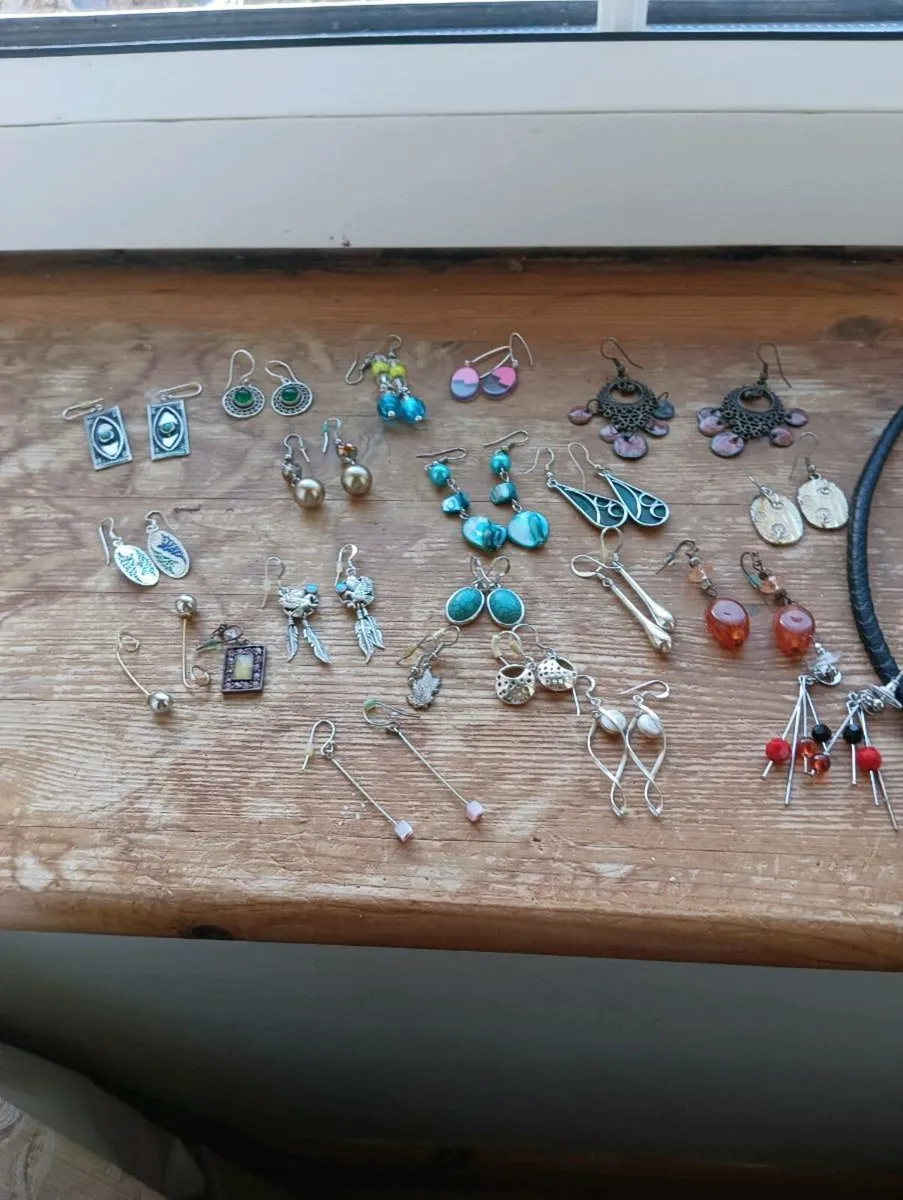 Beautiful vintage style earrings,5 EURO pairs - Image 1