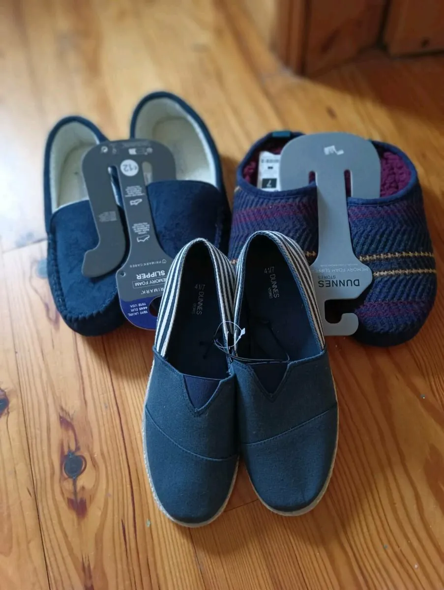 Slippers ,2pairs size 71 pair size 9.all NEW - Image 1