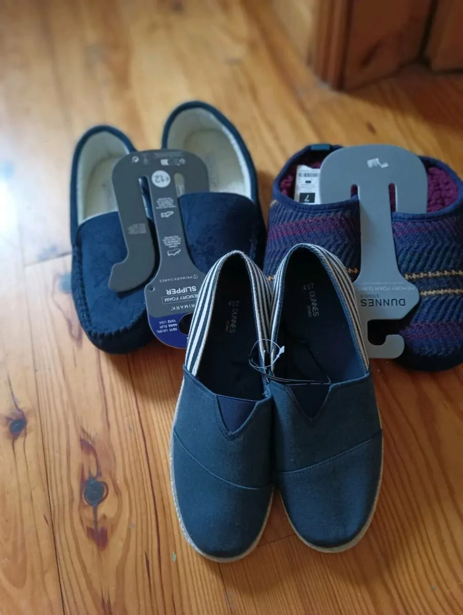 Slippers ,2pairs size 71 pair size 9.all NEW - Image 2
