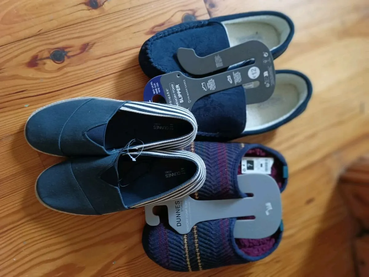 Slippers ,2pairs size 71 pair size 9.all NEW - Image 3