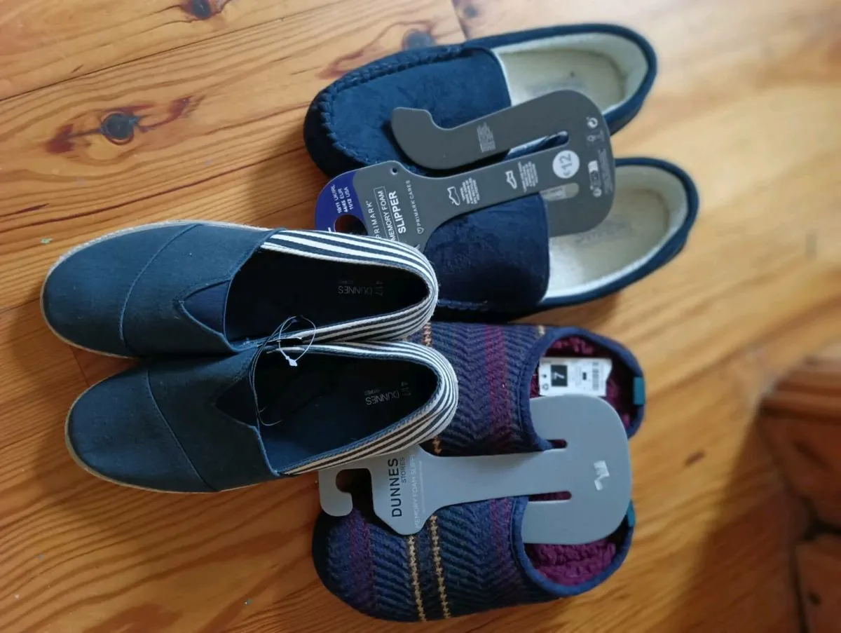 Slippers ,2pairs size 71 pair size 9.all NEW - Image 4