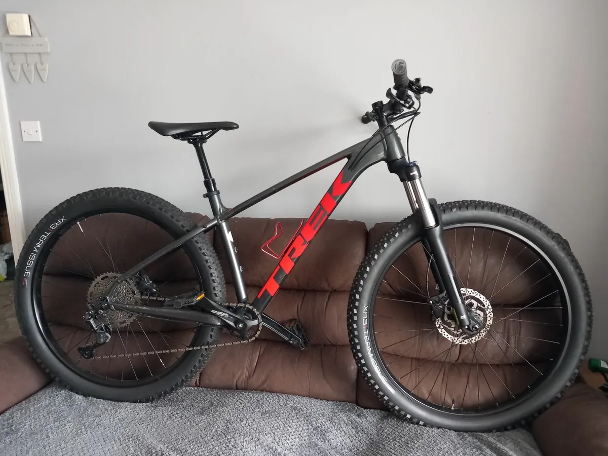 Trek Roscoe 6 Mountain Bike - Image 1