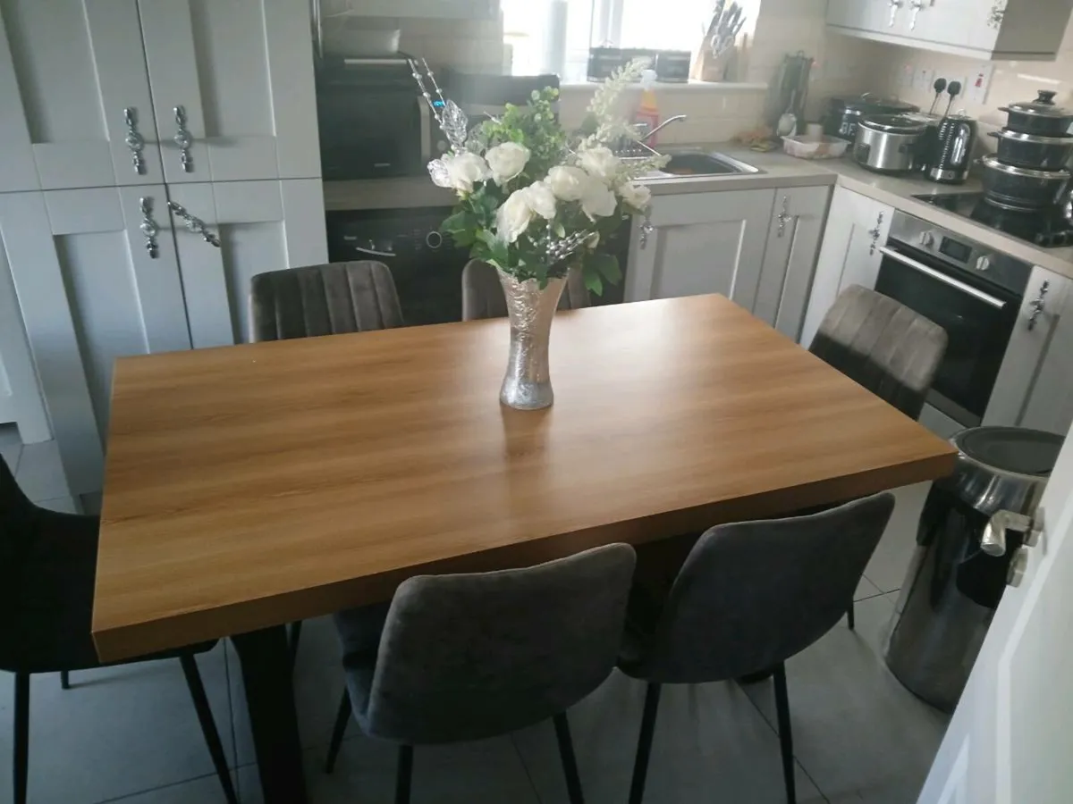 Table and chairs. - Image 1