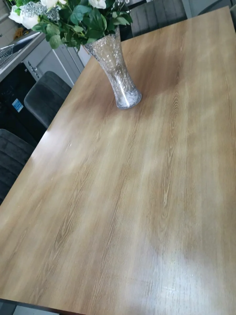 Table and chairs. - Image 2