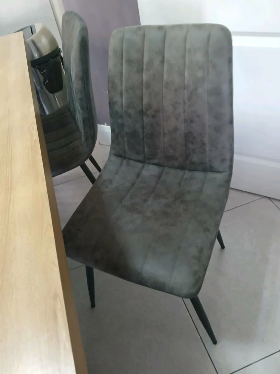 Table and chairs. - Image 3