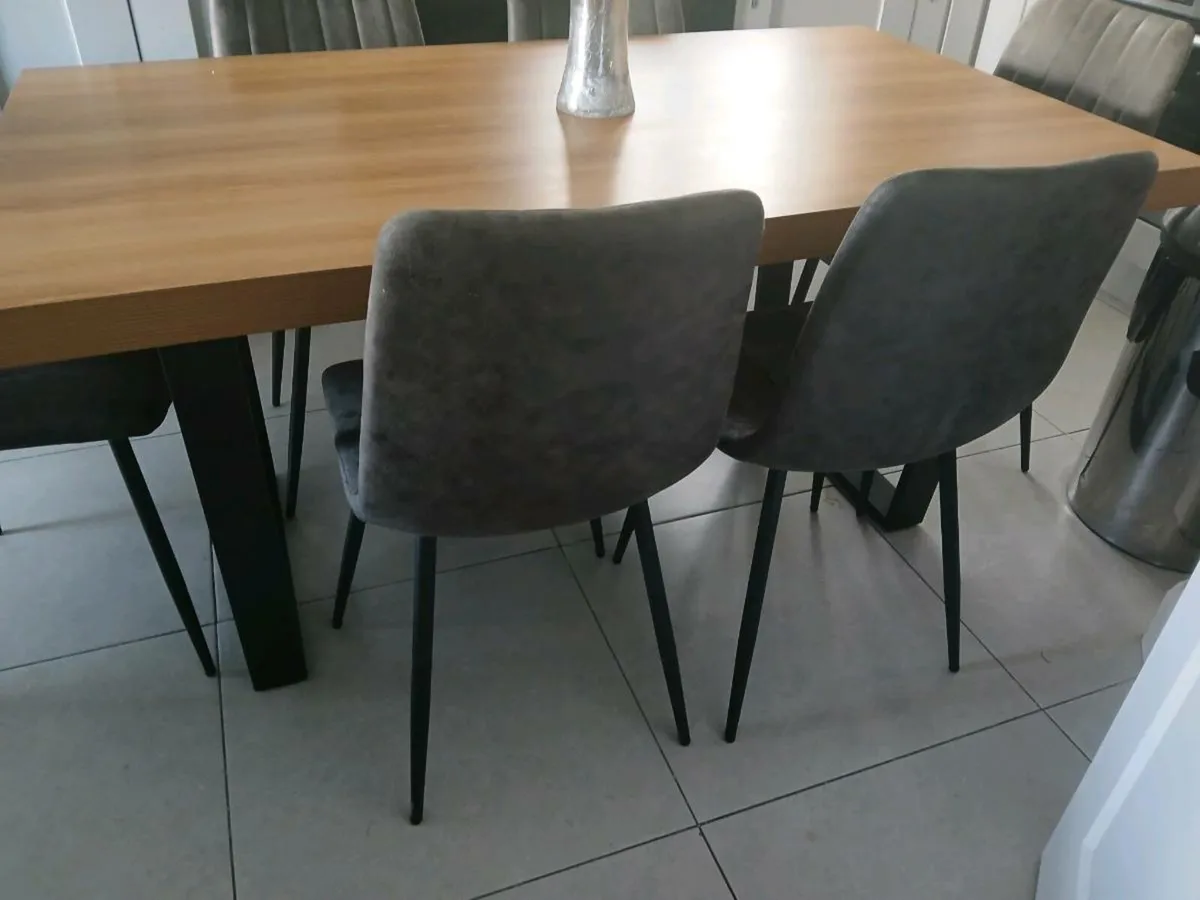 Table and chairs. - Image 4
