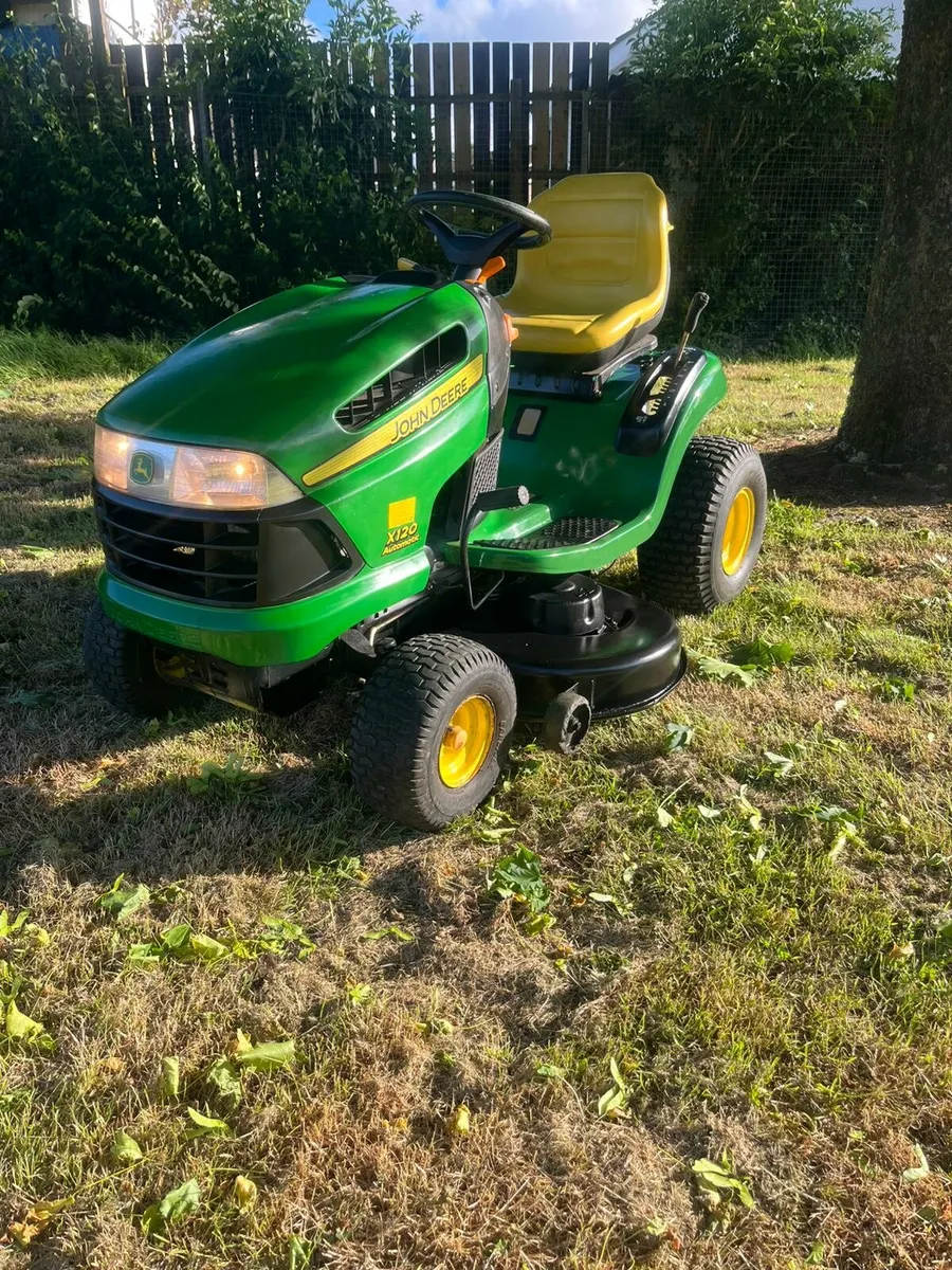 Johnderre petrol ride on lawnmower - Image 1