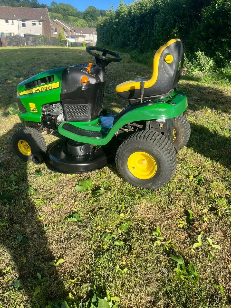 Johnderre petrol ride on lawnmower - Image 3