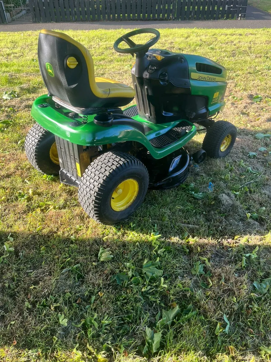 Johnderre petrol ride on lawnmower - Image 4