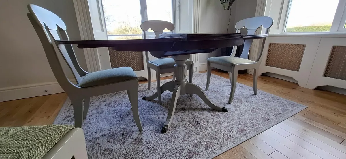 Dining room table - Image 1