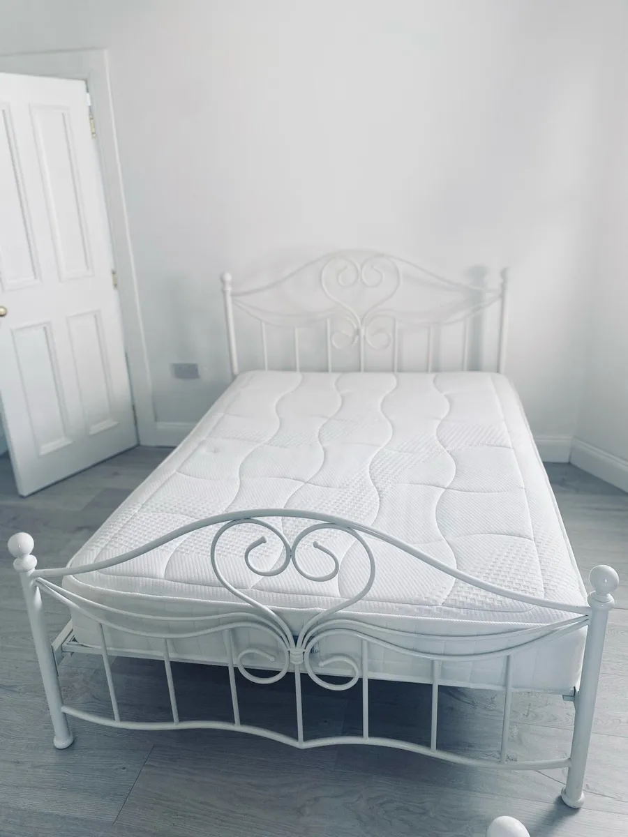 Double bed - Image 1