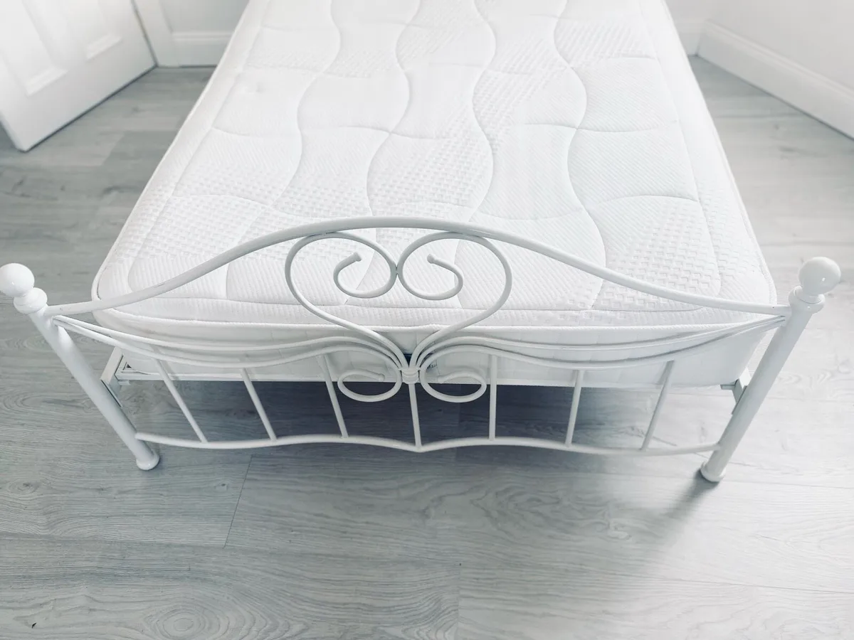 Double bed - Image 2