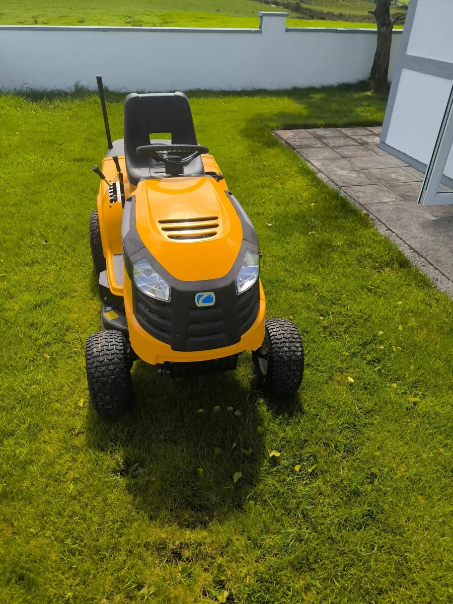 Ride on lawnmower - Image 1