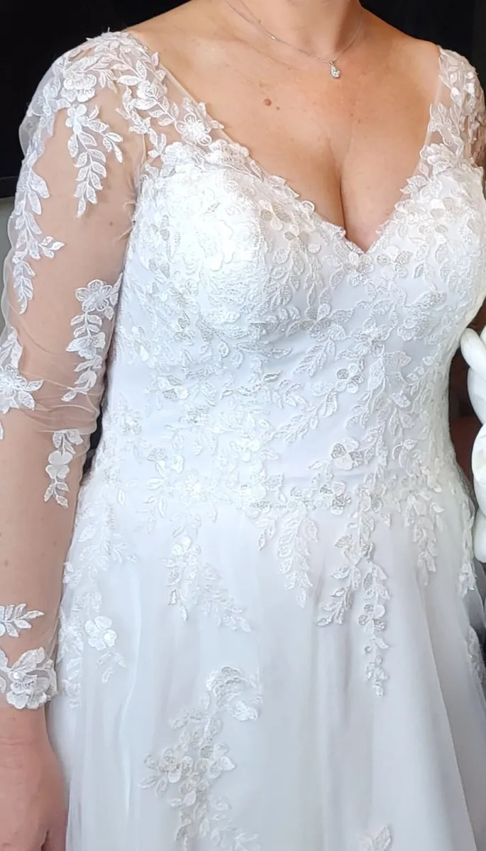 Wedding dress - Image 2