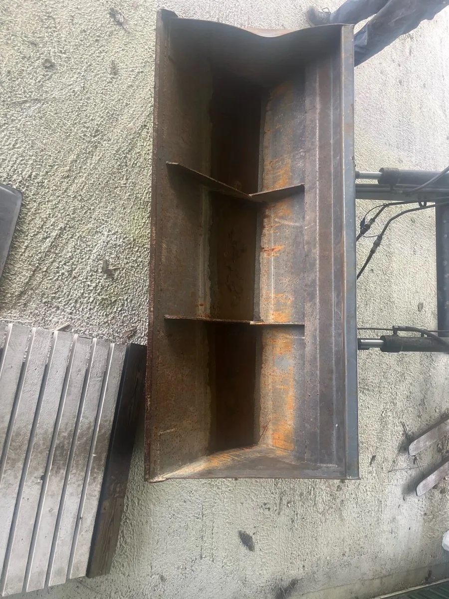 Front loader pallet forks and bucket - Image 4
