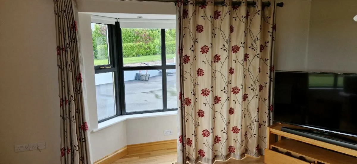 red and beige/ brown curtains 2500mm x 2 - Image 2