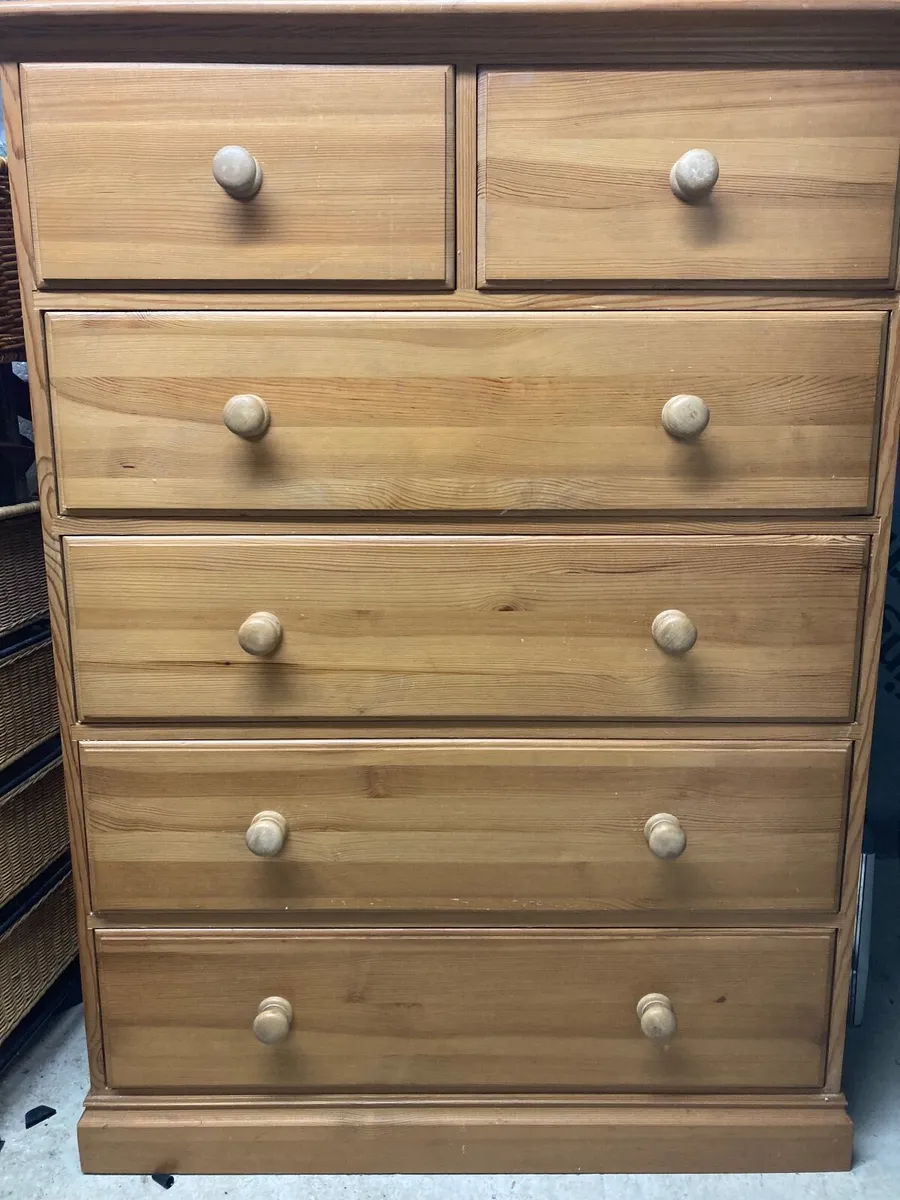 Large pine chest of drawers - Image 2