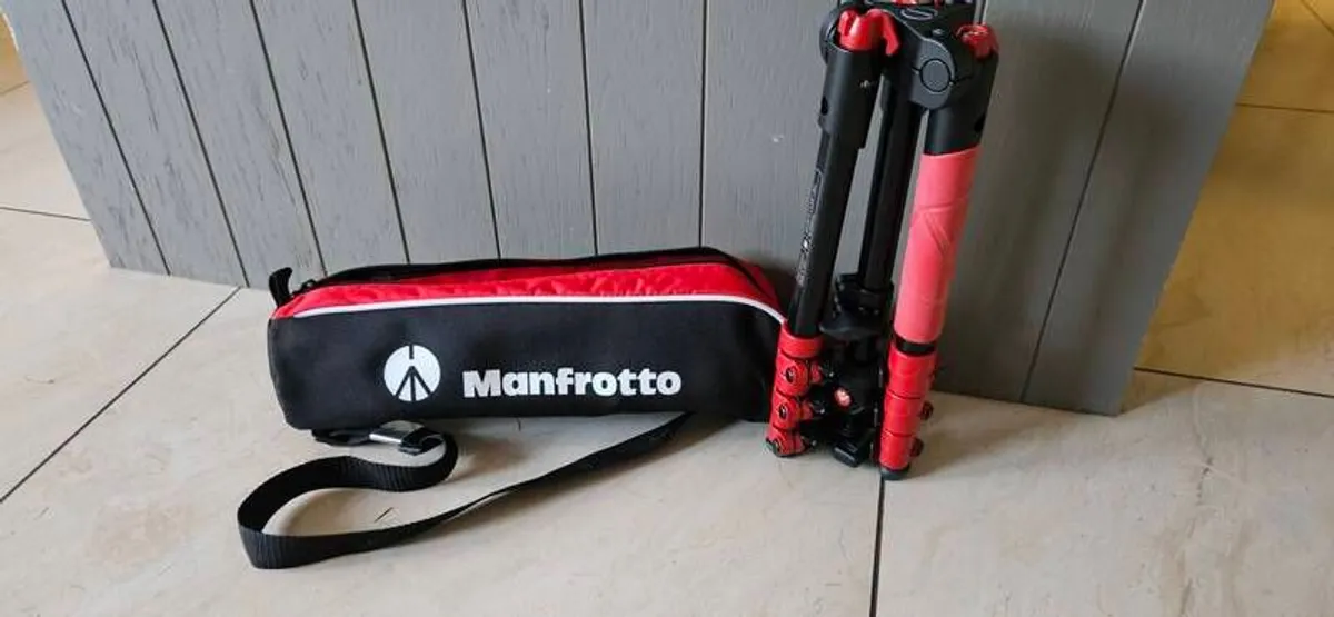 Manfrotto aluminum tripod with travel case - Image 2