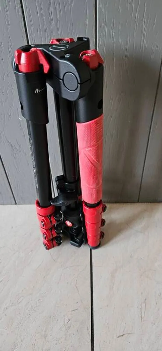 Manfrotto aluminum tripod with travel case - Image 3