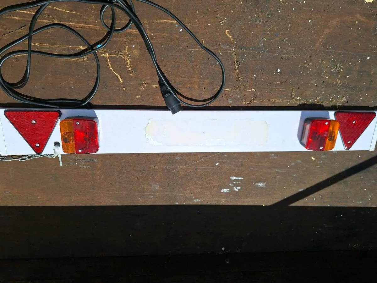Trailer light board 4 ft very little used - Image 1