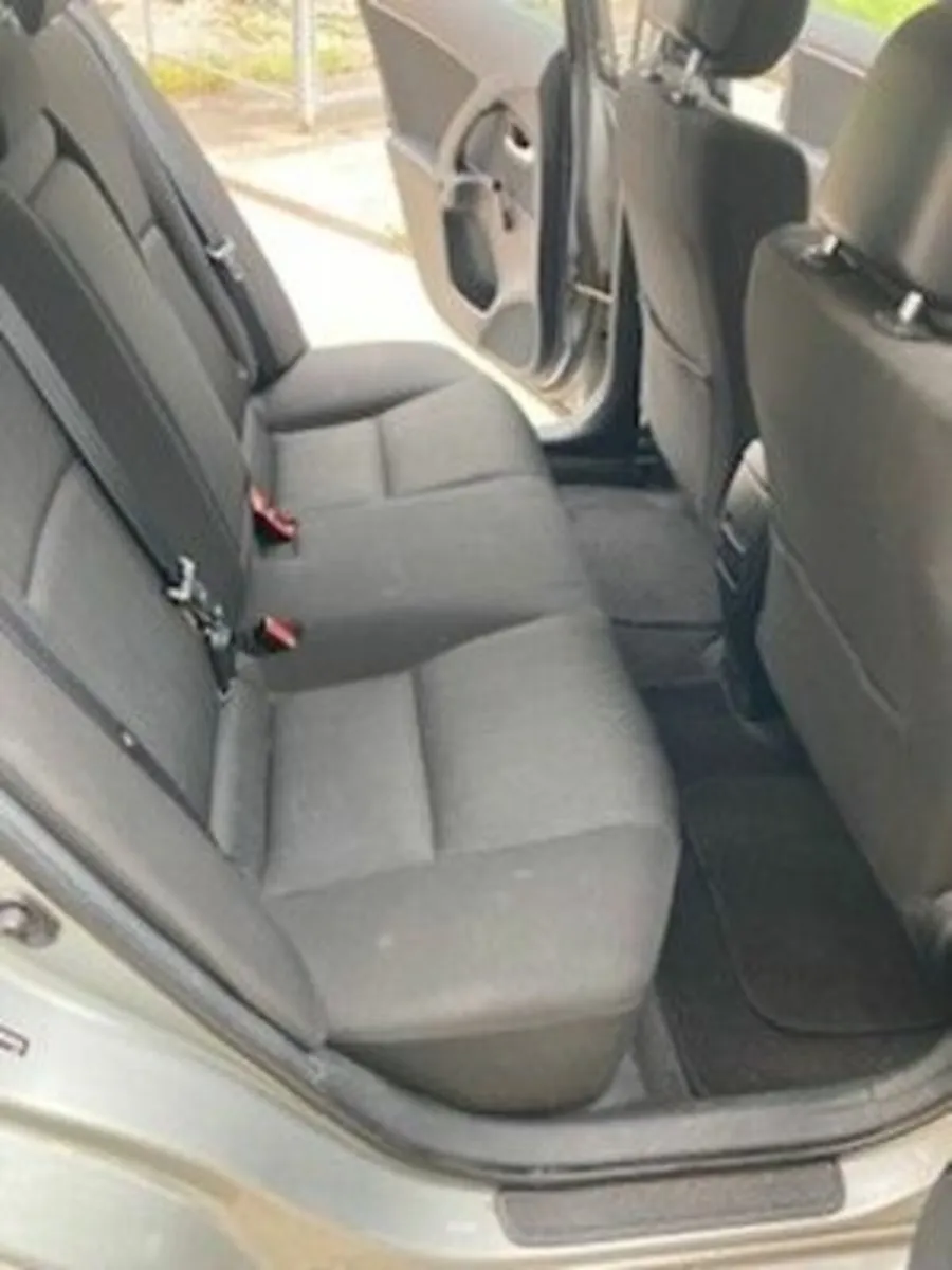 Toyota Avensis 2011 - Image 2